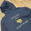 画像4: テーラー東洋 スカ フードパーカー 刺繍入り “SAIGON 1962” TT69473 128)ネイビー (4)